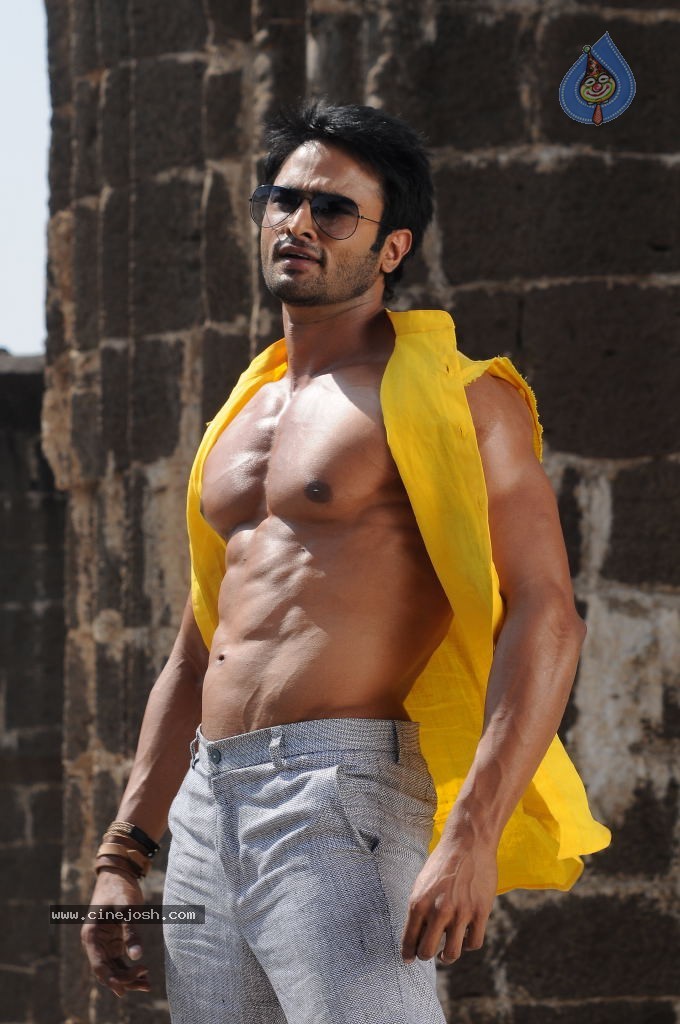 Sudheer Babu Six Pack Stills in Aadu Magadraa Bujji - 16 / 42 photos