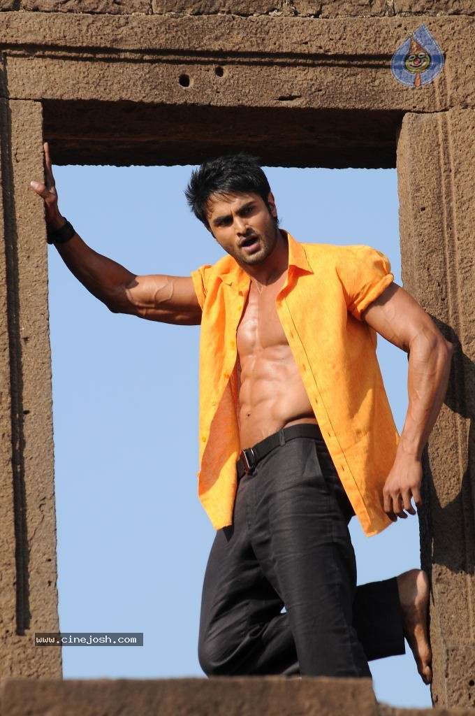 Sudheer Babu Six Pack Stills in Aadu Magadraa Bujji - 17 / 42 photos
