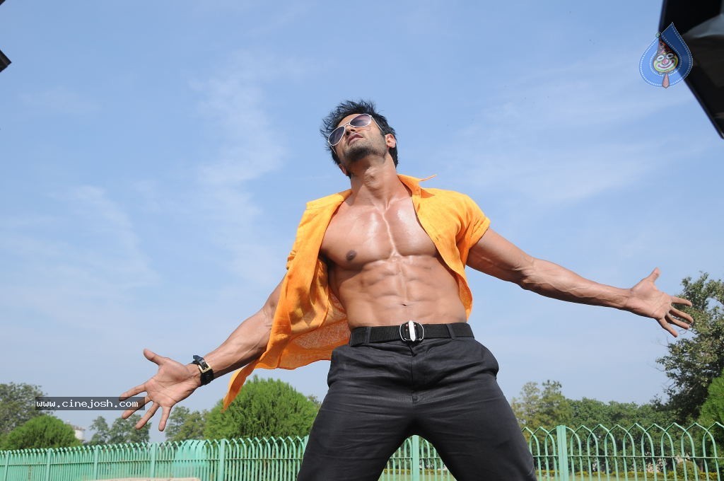 Sudheer Babu Six Pack Stills in Aadu Magadraa Bujji - 18 / 42 photos