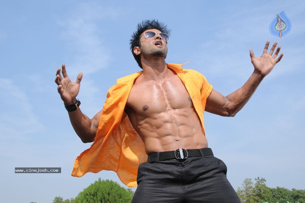Sudheer Babu Six Pack Stills in Aadu Magadraa Bujji - 23 / 42 photos