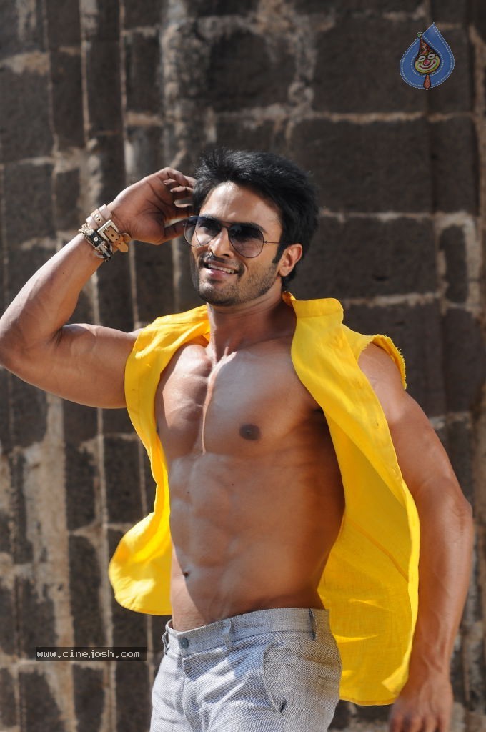 Sudheer Babu Six Pack Stills in Aadu Magadraa Bujji - 25 / 42 photos