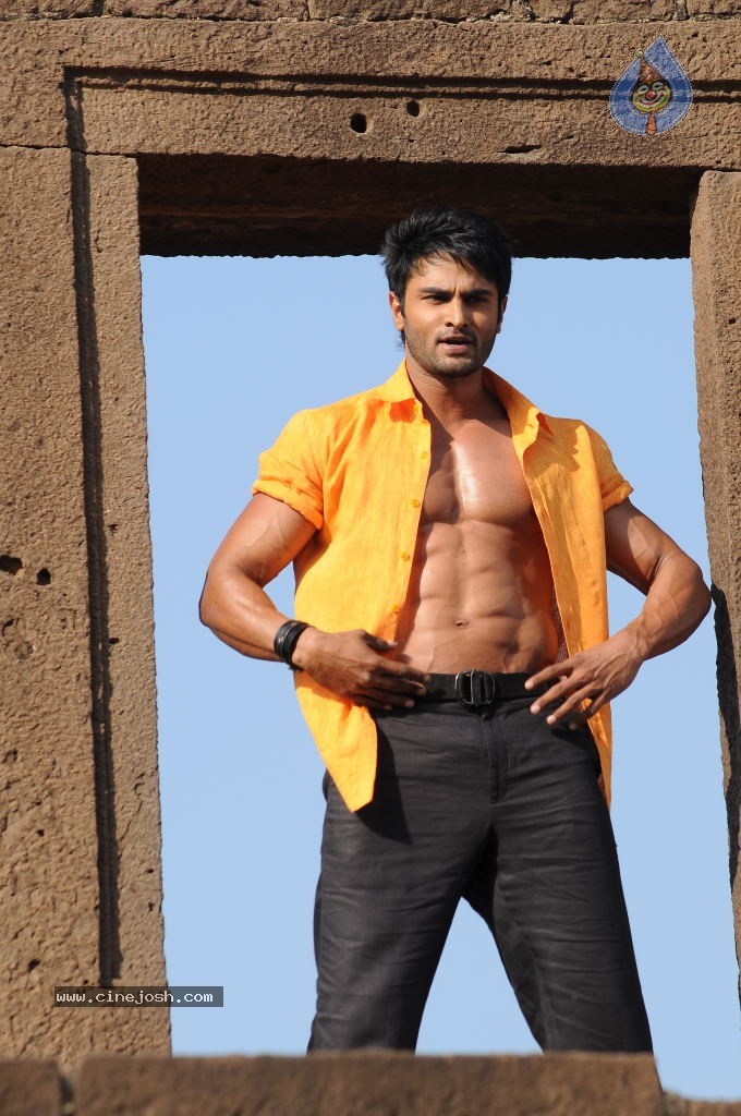 Sudheer Babu Six Pack Stills in Aadu Magadraa Bujji - 31 / 42 photos