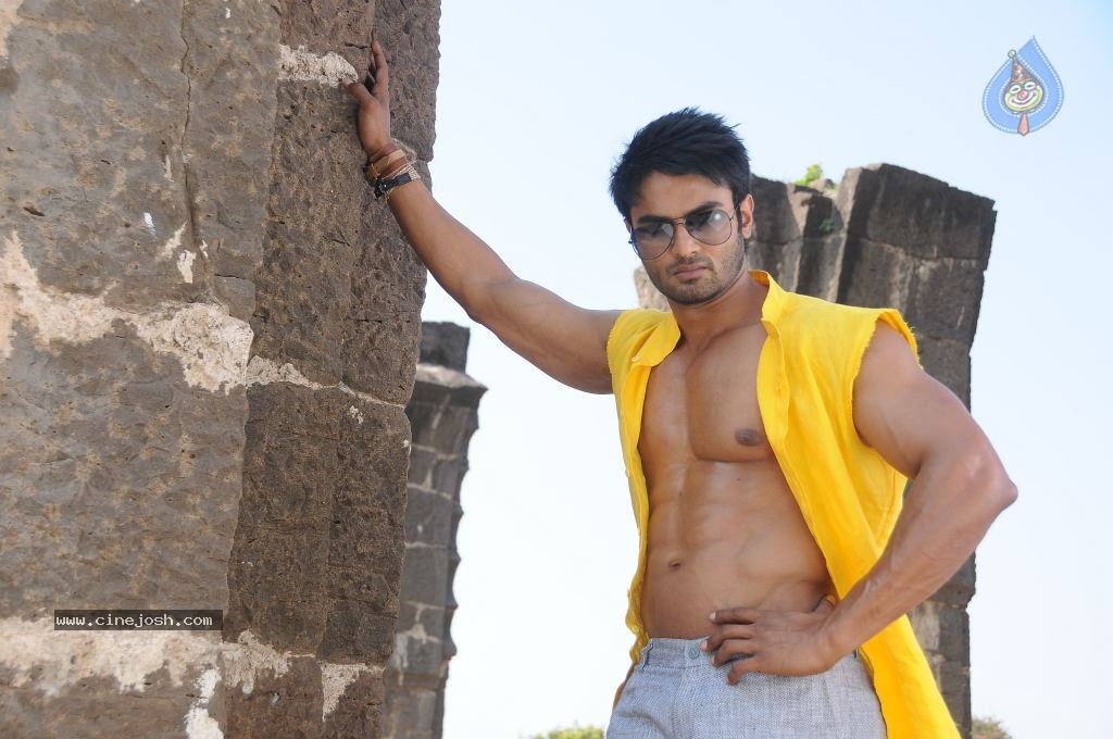 Sudheer Babu Six Pack Stills in Aadu Magadraa Bujji - 35 / 42 photos