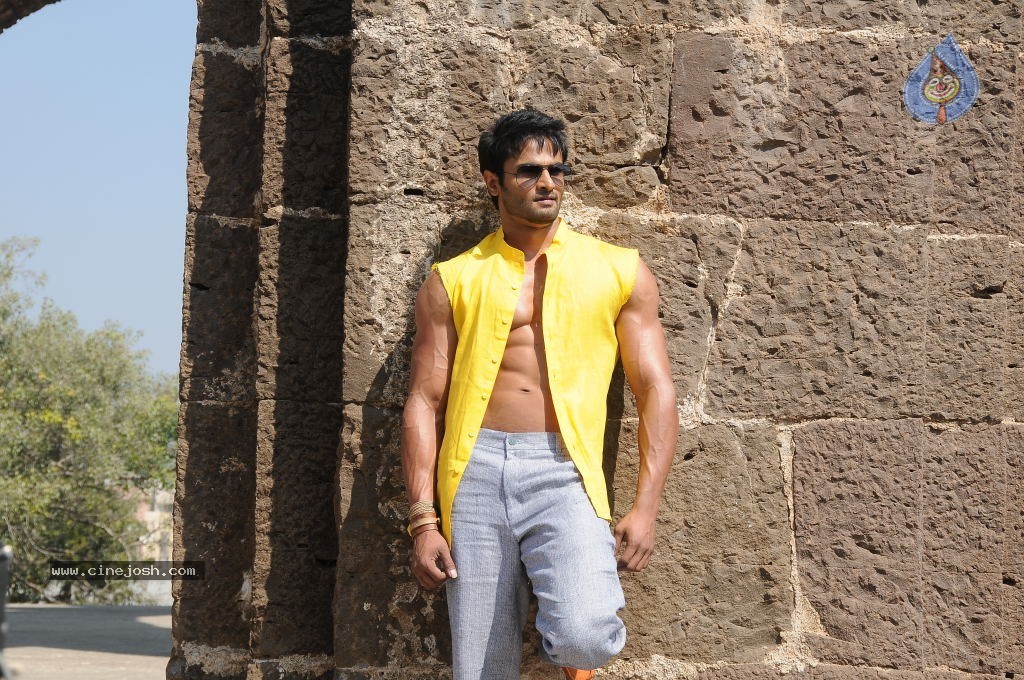 Sudheer Babu Six Pack Stills in Aadu Magadraa Bujji - 36 / 42 photos