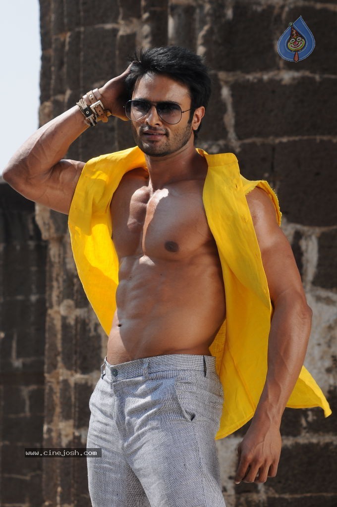 Sudheer Babu Six Pack Stills in Aadu Magadraa Bujji - 37 / 42 photos