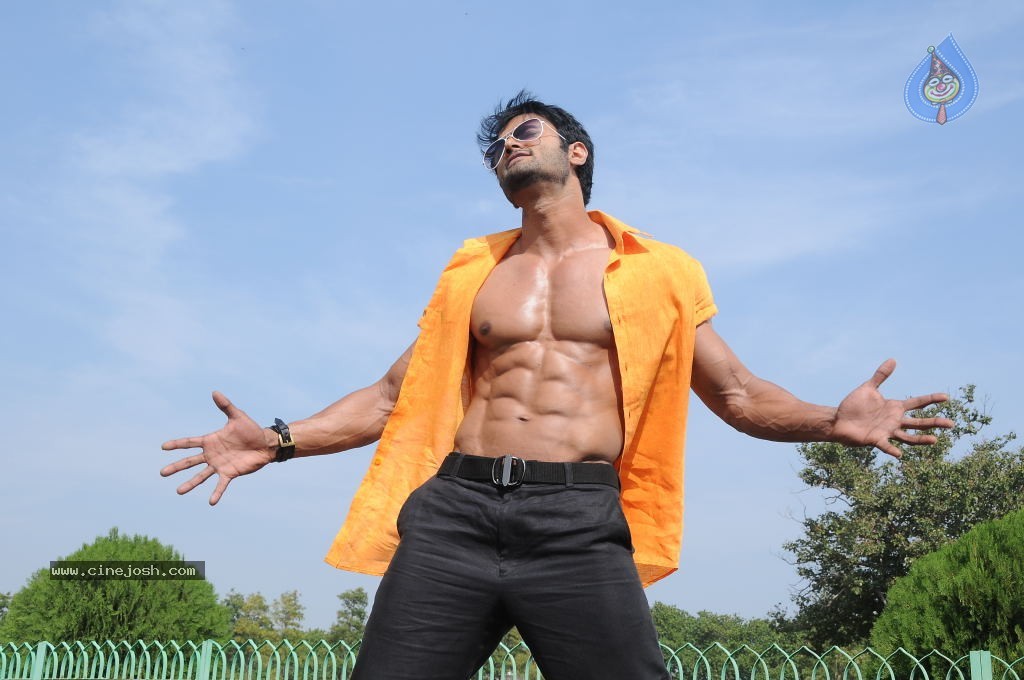 Sudheer Babu Six Pack Stills in Aadu Magadraa Bujji - 40 / 42 photos