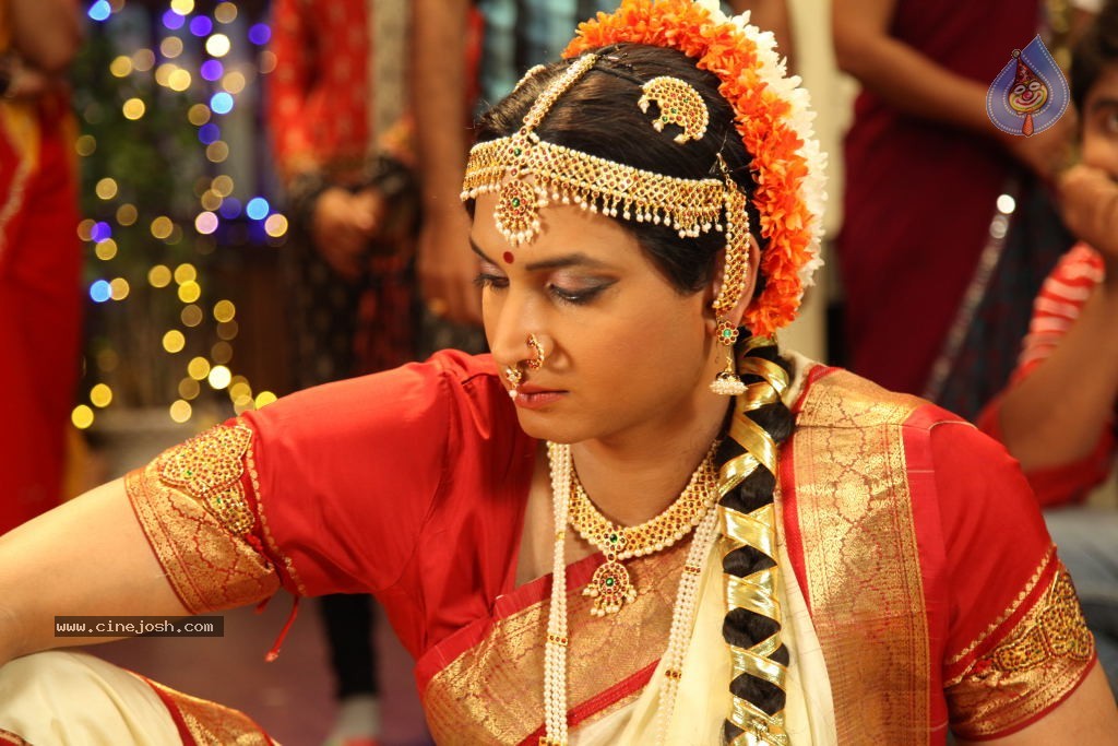 Sumanth Lady Get Up Stills in Emo Gurram Egaravachu - 2 / 38 photos