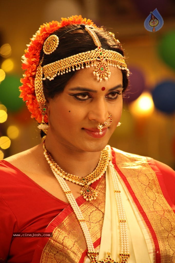 Sumanth Lady Get Up Stills in Emo Gurram Egaravachu - 10 / 38 photos