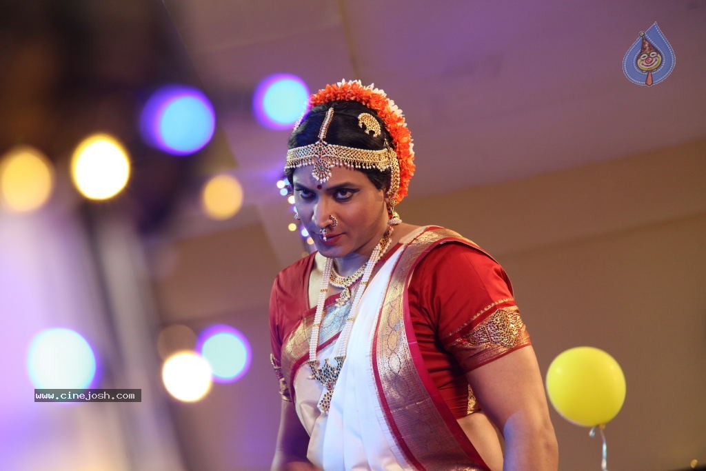 Sumanth Lady Get Up Stills in Emo Gurram Egaravachu - 13 / 38 photos