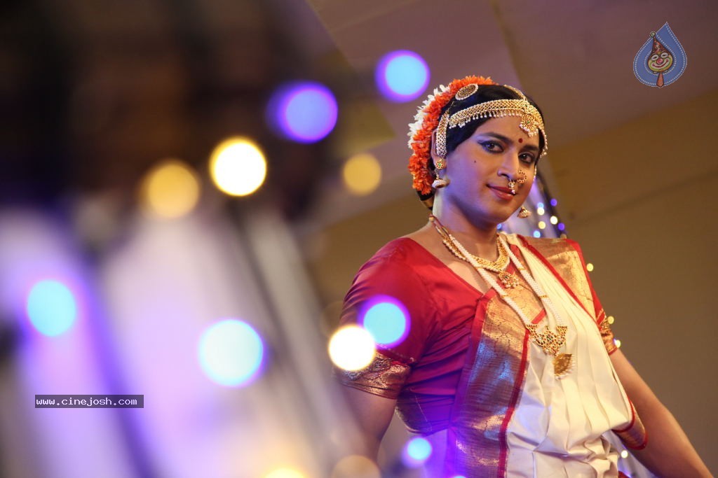 Sumanth Lady Get Up Stills in Emo Gurram Egaravachu - 14 / 38 photos