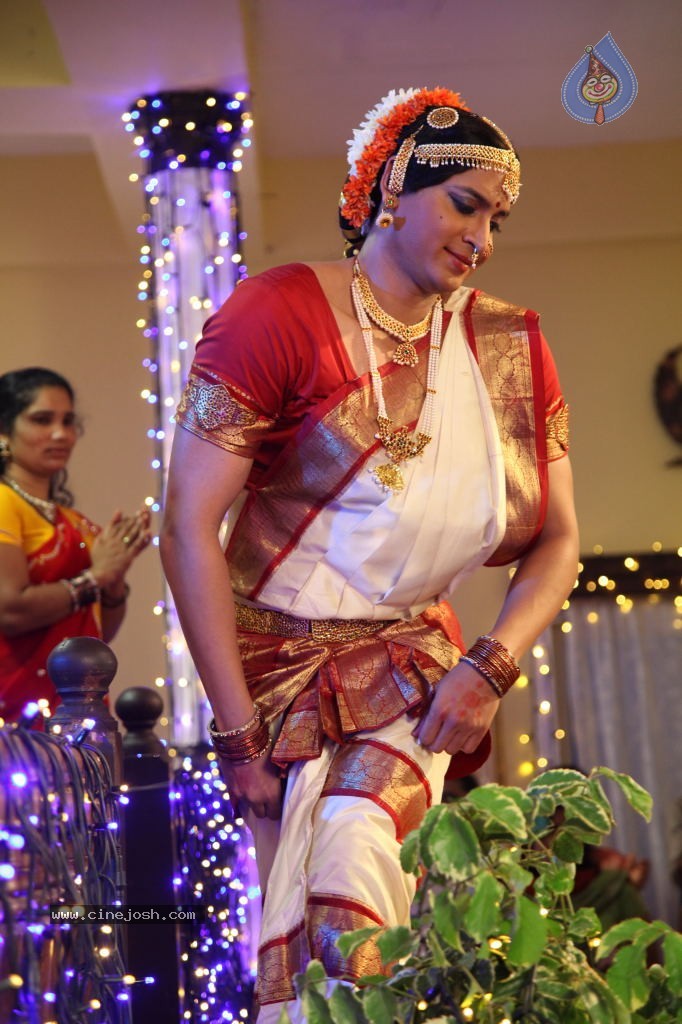 Sumanth Lady Get Up Stills in Emo Gurram Egaravachu - 18 / 38 photos