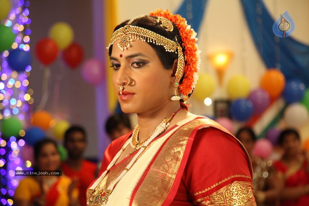 Sumanth Lady Get Up Stills in Emo Gurram Egaravachu - 20 / 38 photos