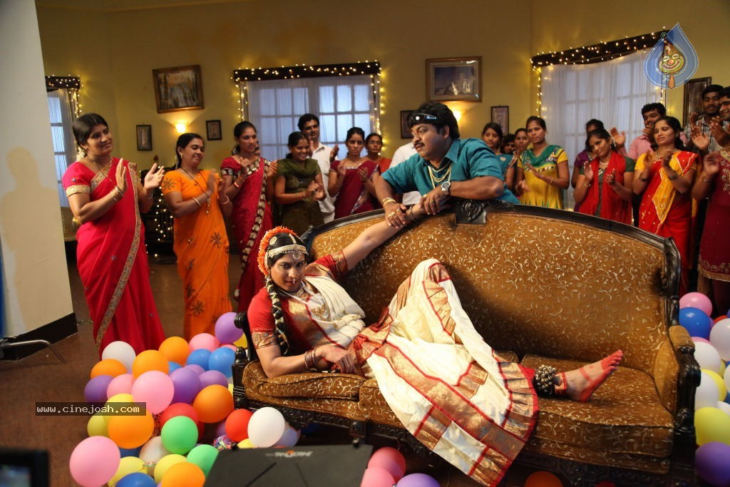 Sumanth Lady Get Up Stills in Emo Gurram Egaravachu - 26 / 38 photos