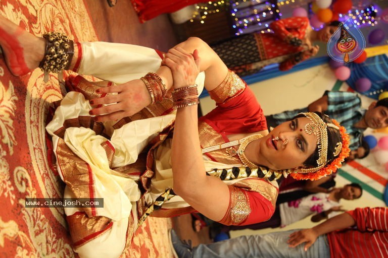 Sumanth Lady Get Up Stills in Emo Gurram Egaravachu - 30 / 38 photos