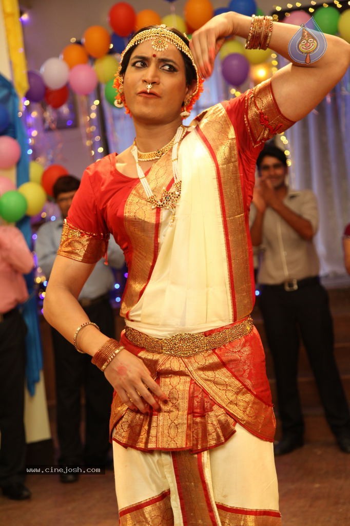 Sumanth Lady Get Up Stills in Emo Gurram Egaravachu - 32 / 38 photos