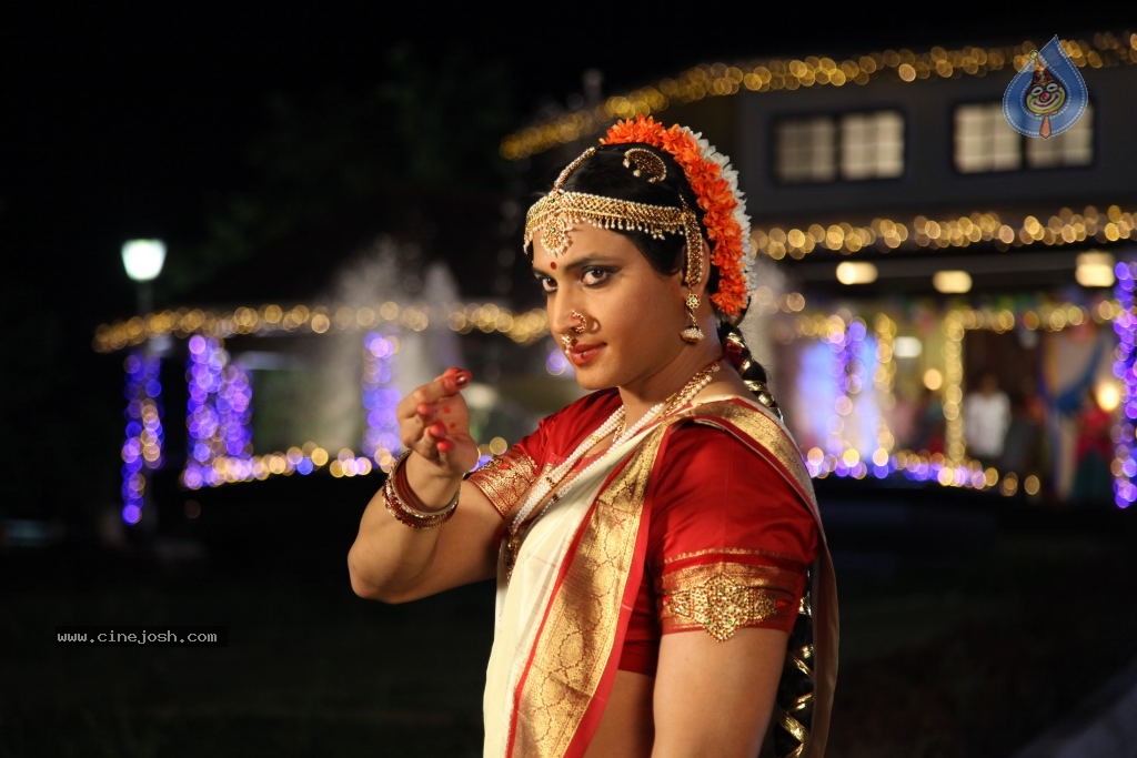 Sumanth Lady Get Up Stills in Emo Gurram Egaravachu - 38 / 38 photos