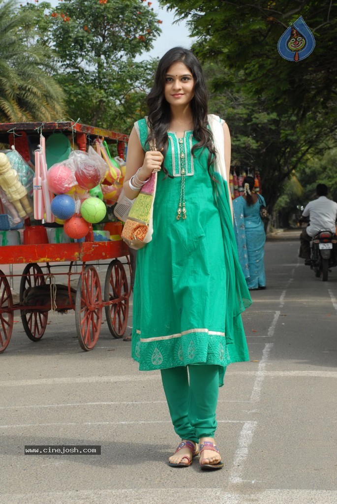Summa Nachunu Irukku Tamil Movie Photos - 17 / 24 photos