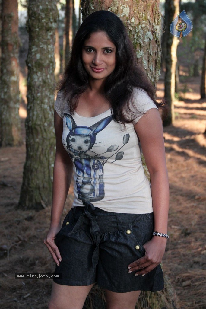 Sutrula Tamil Movie New Stills - 3 / 28 photos