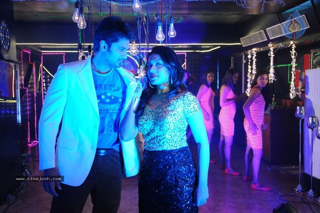 Sutrula Tamil Movie New Stills - 21 / 28 photos