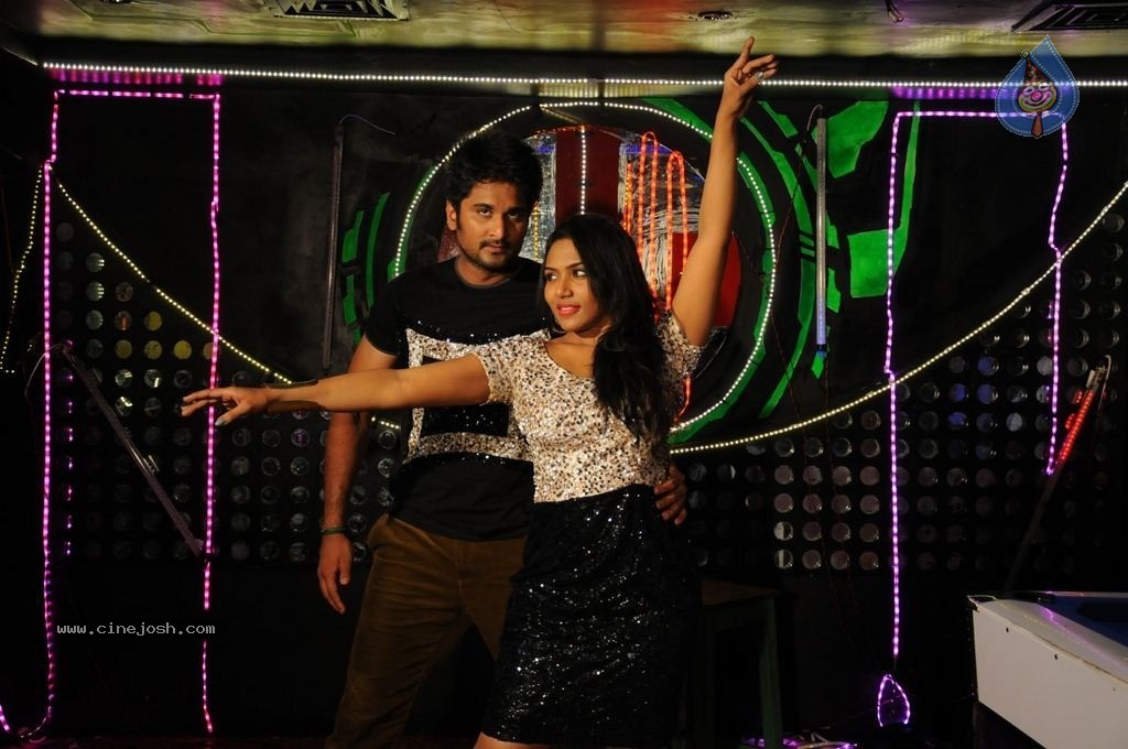 Sutrula Tamil Movie New Stills - 22 / 28 photos