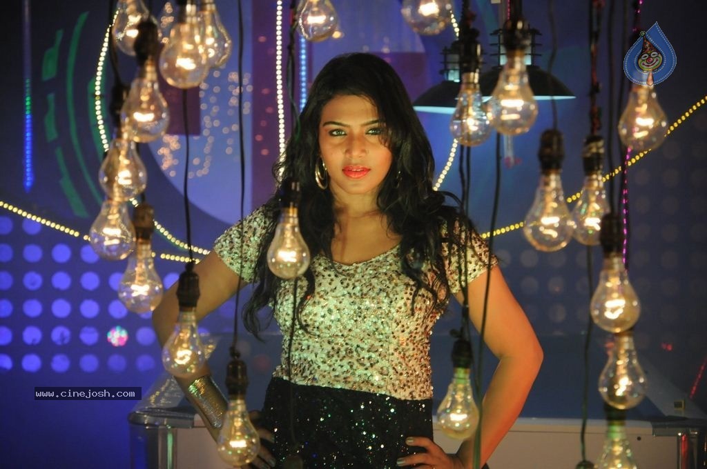 Sutrula Tamil Movie New Stills - 25 / 28 photos