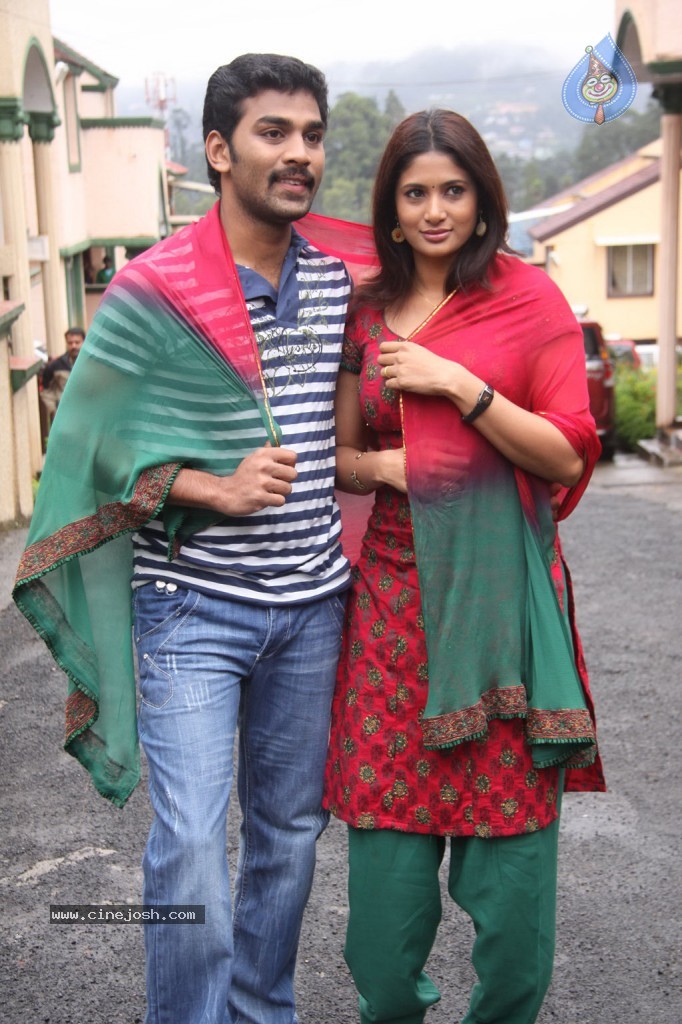 Sutrula Tamil Movie Stills - 33 / 74 photos