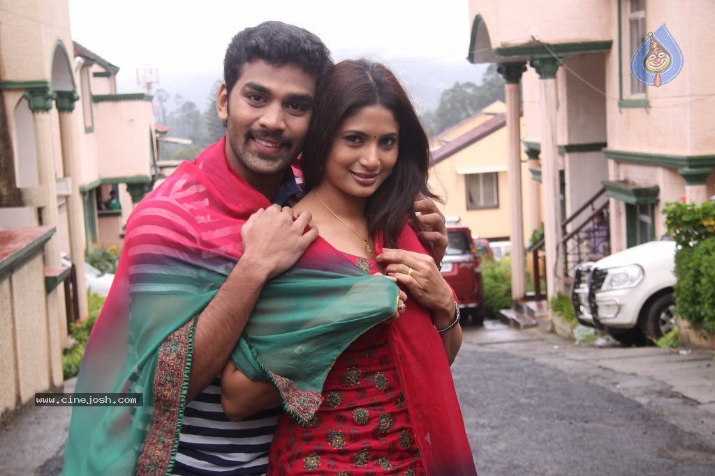 Sutrula Tamil Movie Stills - 52 / 74 photos