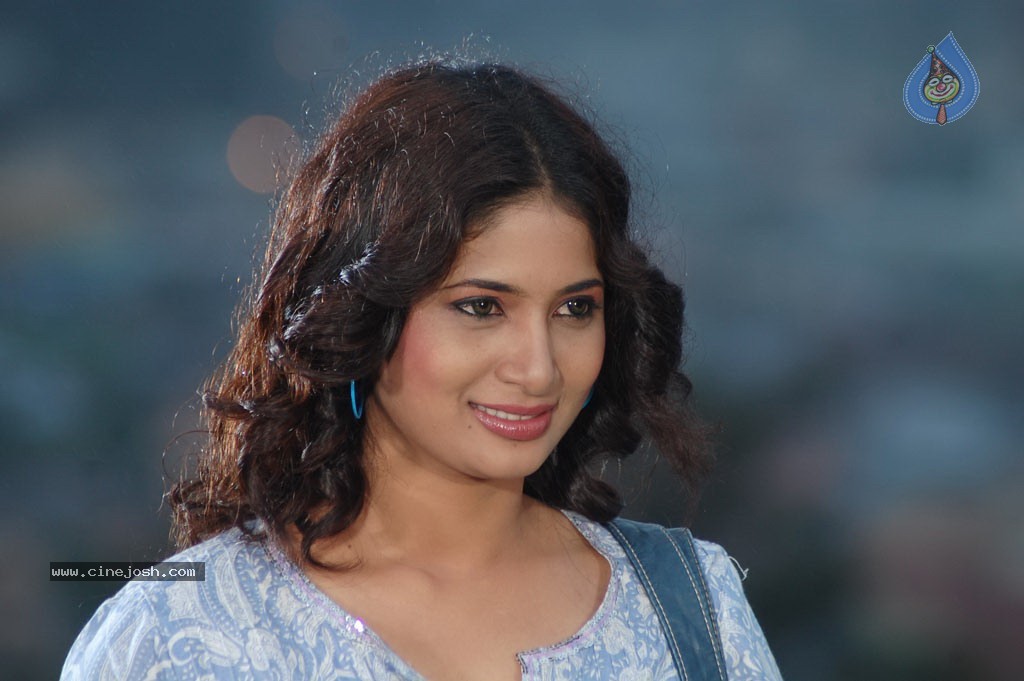 Sutrula Tamil Movie Stills - 57 / 74 photos