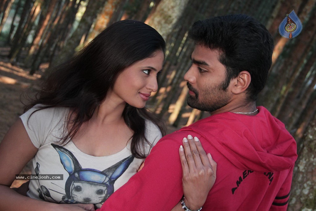 Sutrula Tamil Movie Stills - 59 / 74 photos