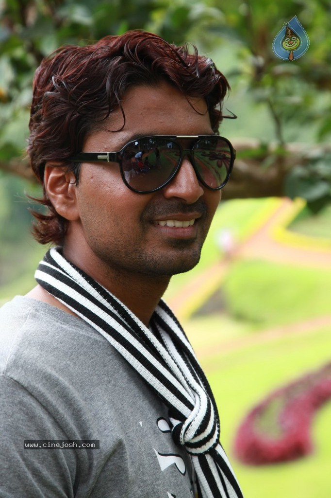 Sutrula Tamil Movie Stills - 63 / 74 photos