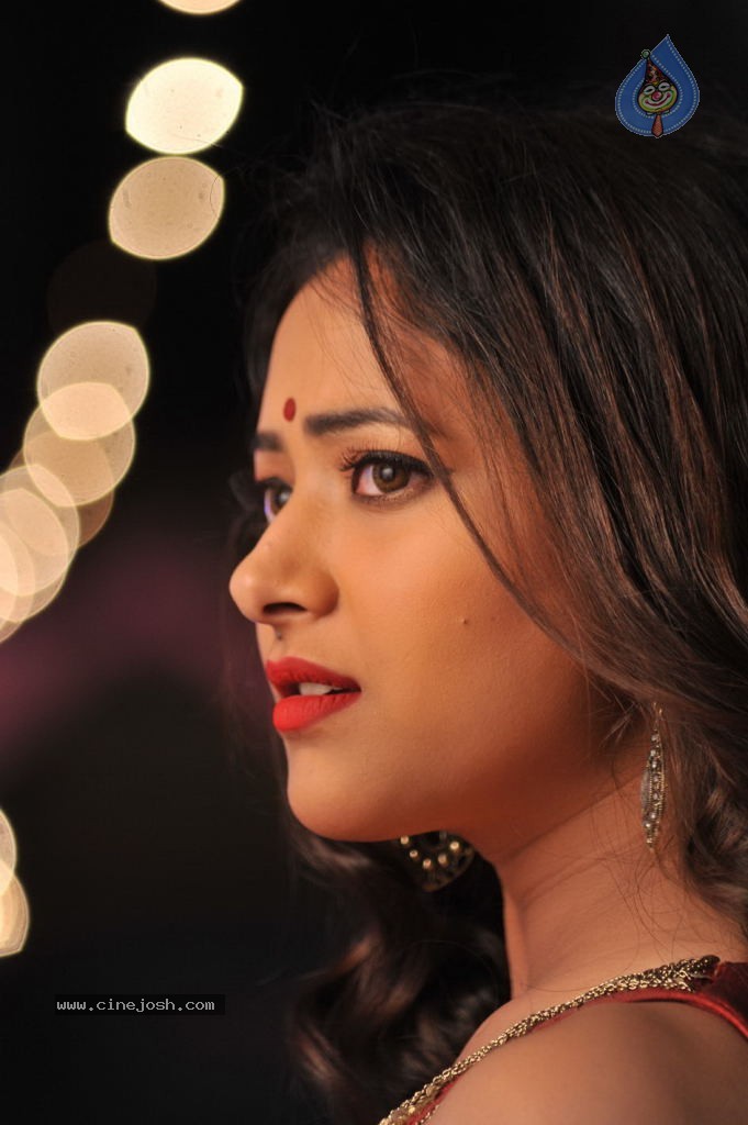 Swethabasu Item Song Stills in Intelligent Idiots - 10 / 27 photos