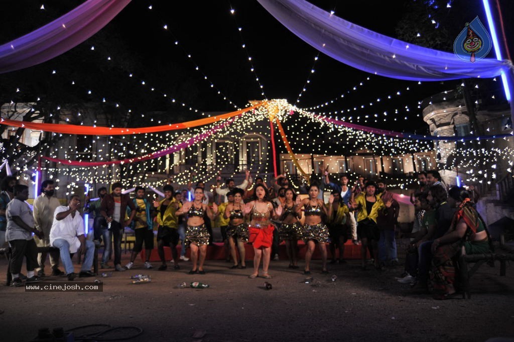 Swethabasu Item Song Stills in Intelligent Idiots - 14 / 27 photos