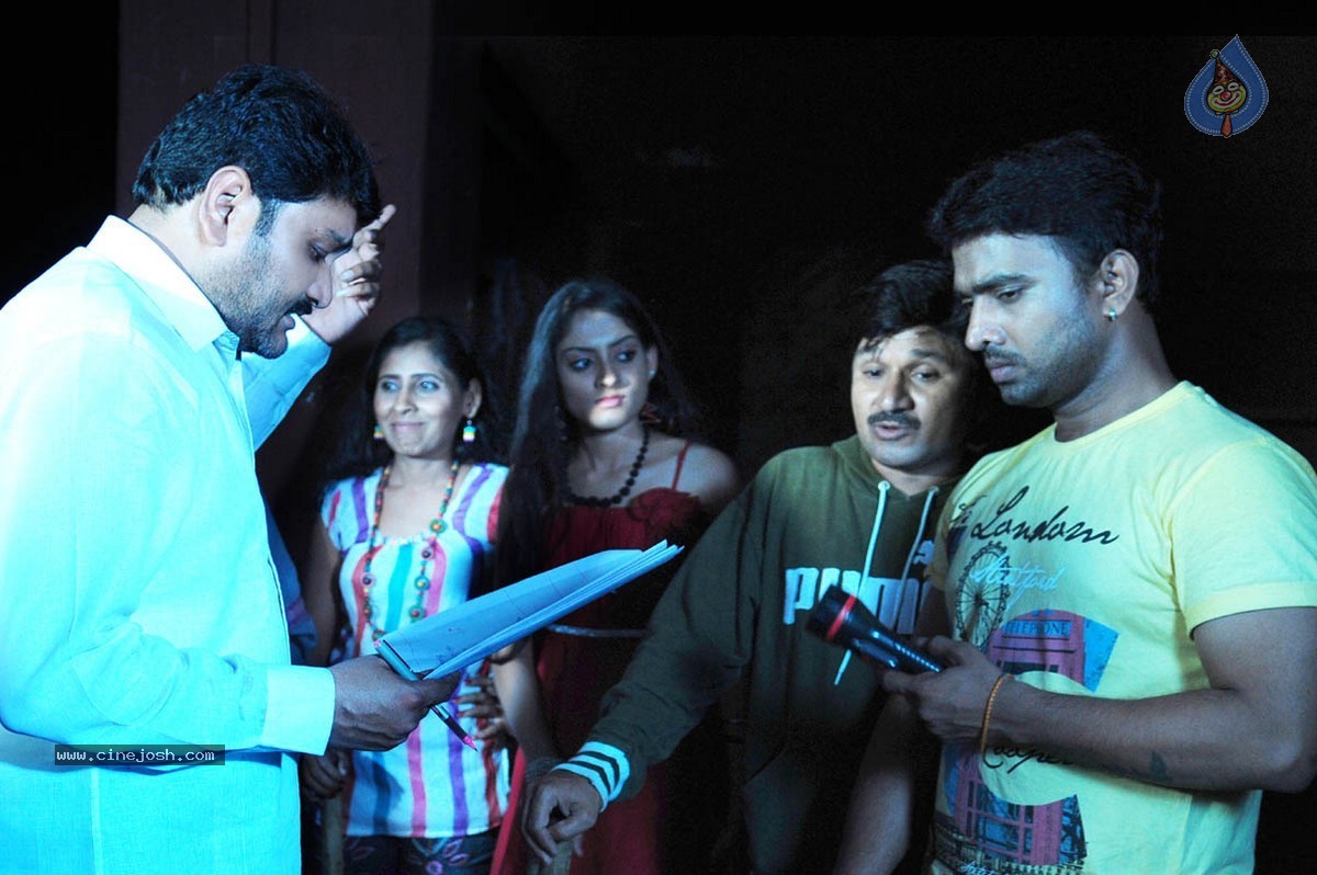 Taravata Katha Stills n Posters - 37 / 118 photos