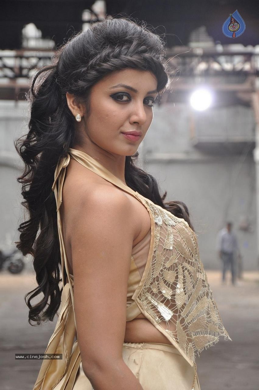 Tejaswi Stills in Natppathigaram 79 Tamil Movie  - 27 / 43 photos