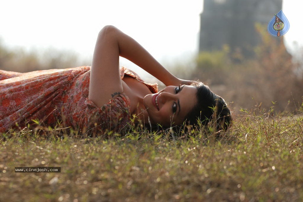 Thadaiyara Thaakka Tamil Movie Stills - 23 / 63 photos