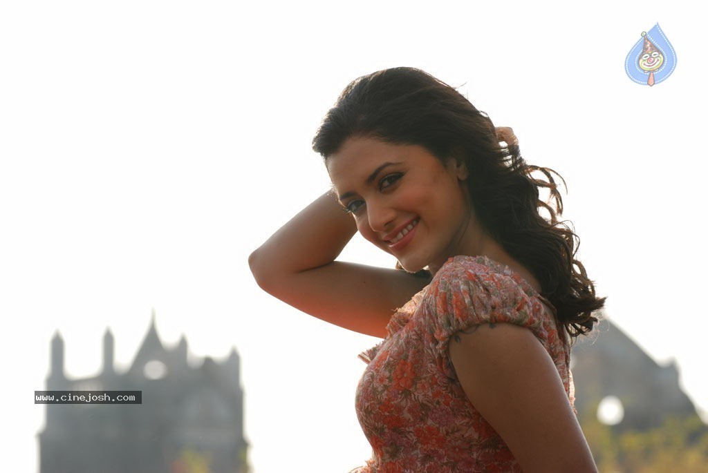 Thadaiyara Thaakka Tamil Movie Stills - 27 / 63 photos