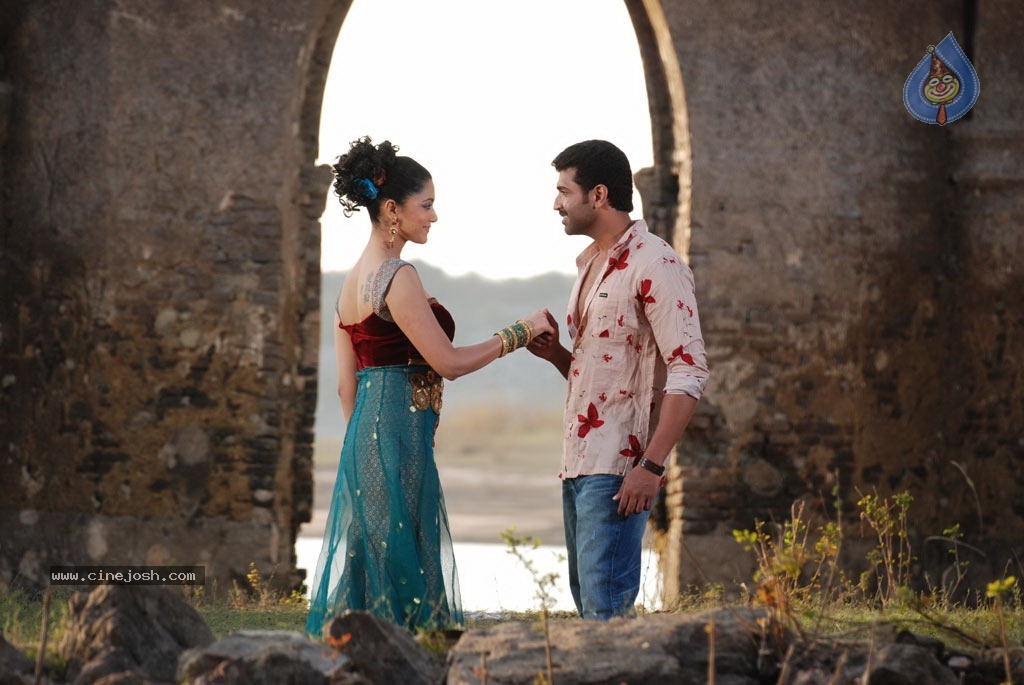 Thadaiyara Thaakka Tamil Movie Stills - 28 / 63 photos