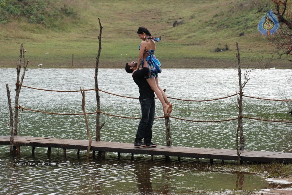 Thadaiyara Thaakka Tamil Movie Stills - 52 / 63 photos