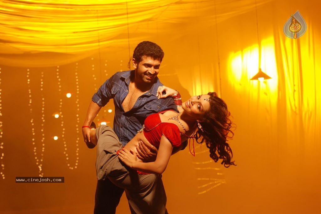 Thadaiyara Thaakka Tamil Movie Stills - 55 / 63 photos