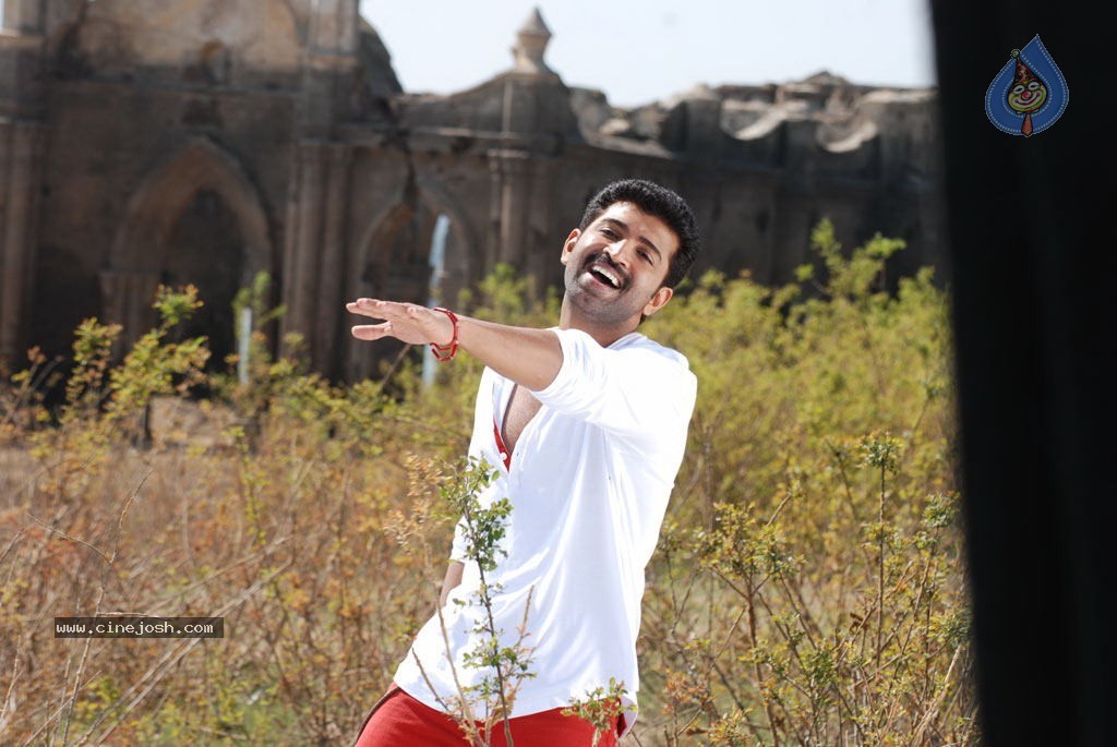 Thadaiyara Thaakka Tamil Movie Stills - 58 / 63 photos