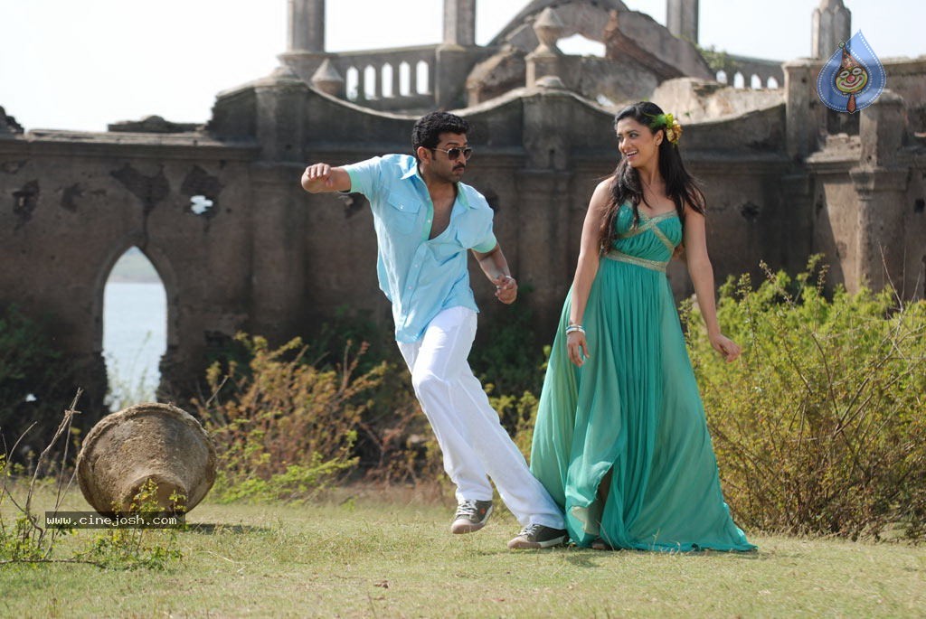 Thadaiyara Thaakka Tamil Movie Stills - 61 / 63 photos