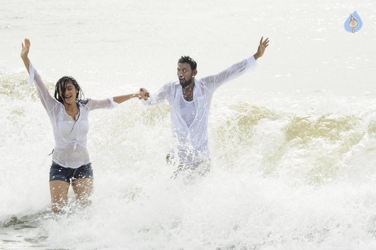 Thakituthaththom Tamil Film Photos - 22 / 29 photos