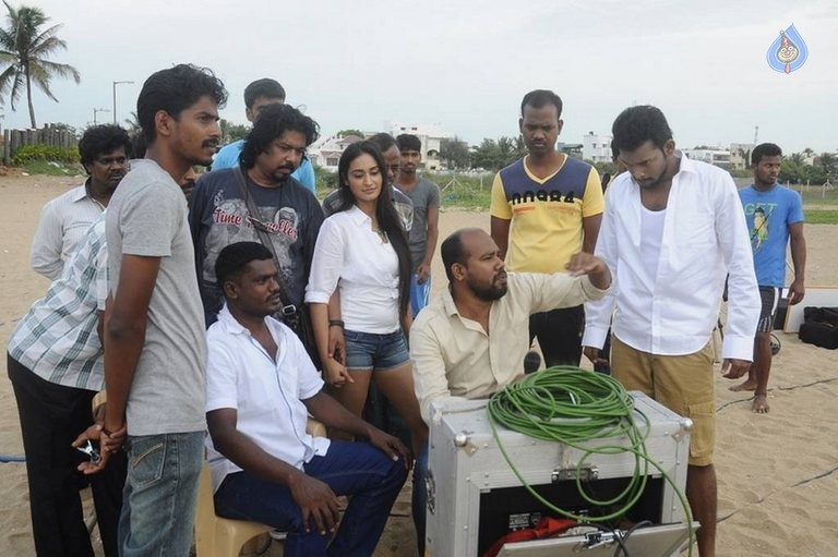 Thakituthaththom Tamil Film Photos - 24 / 29 photos