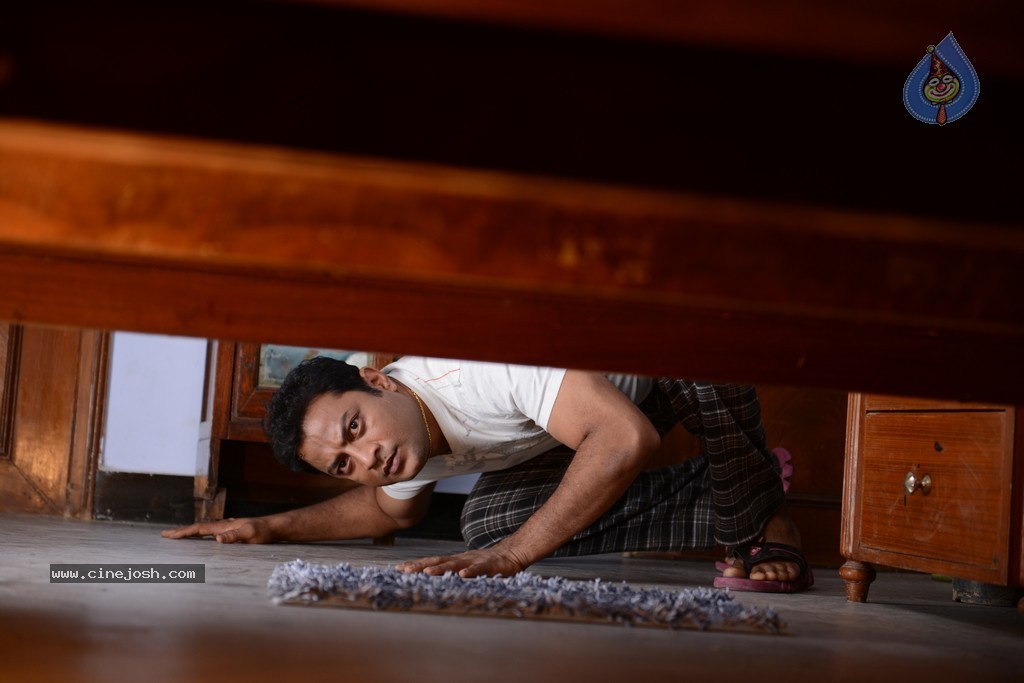 The End Movie Stills - 2 / 25 photos
