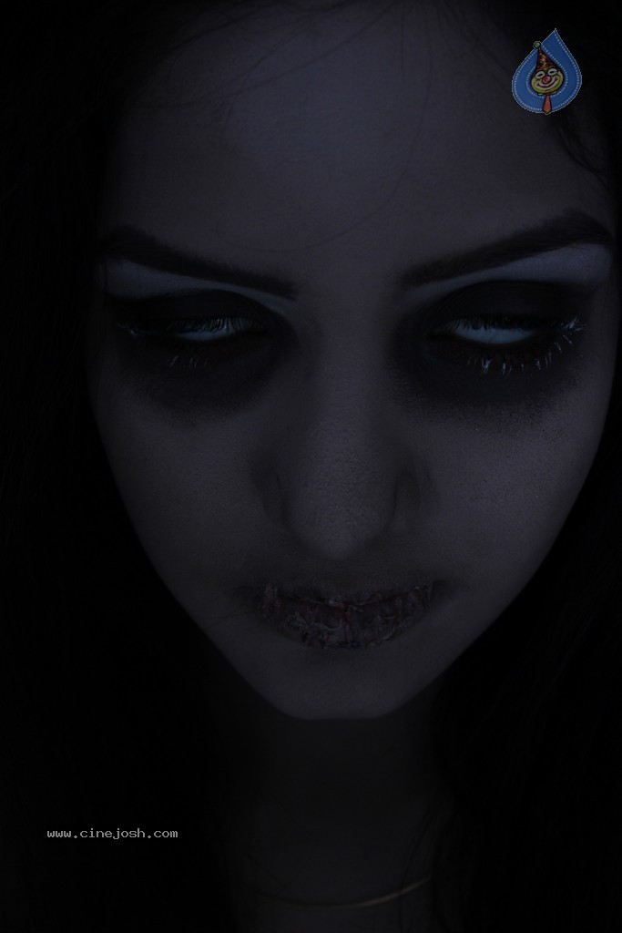 The End Movie Stills - 8 / 25 photos