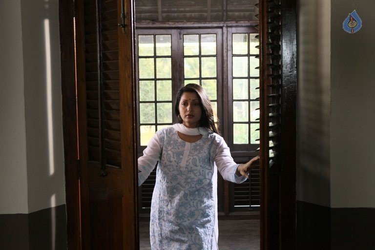 The Eyes Movie Photos - 10 / 55 photos