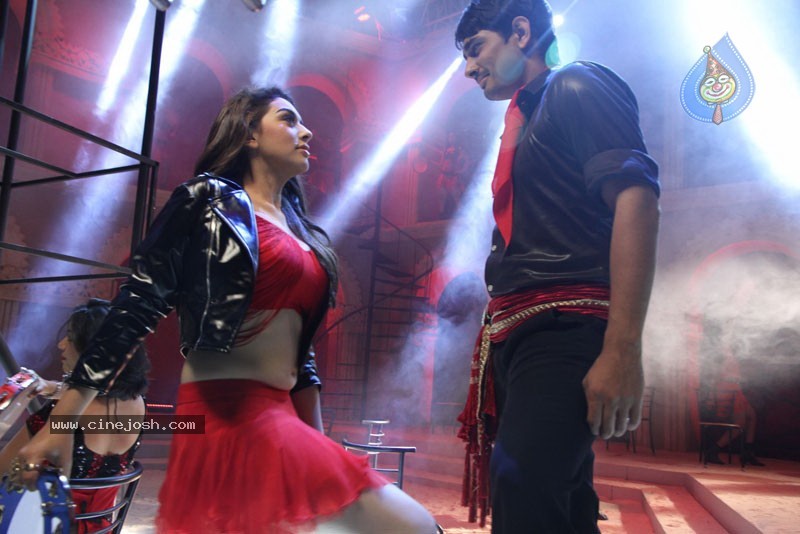 Theeya Velai Seiyyanum Kumaru Tamil Movie New Stills - 43 / 47 photos