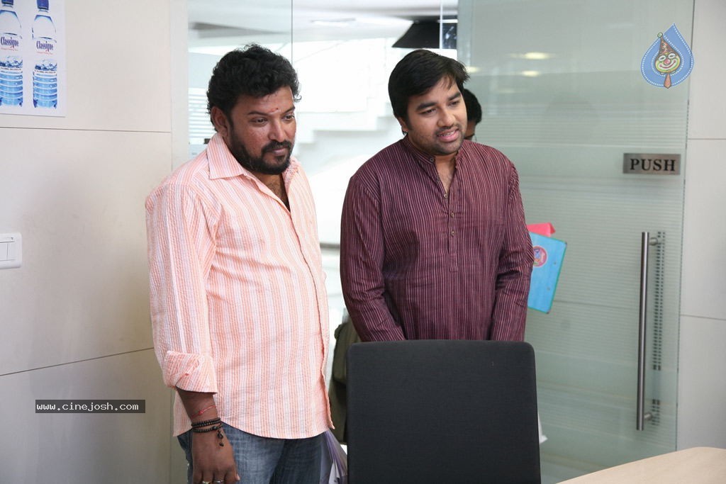Thillu Mullu Tamil Movie New Stills - 10 / 26 photos