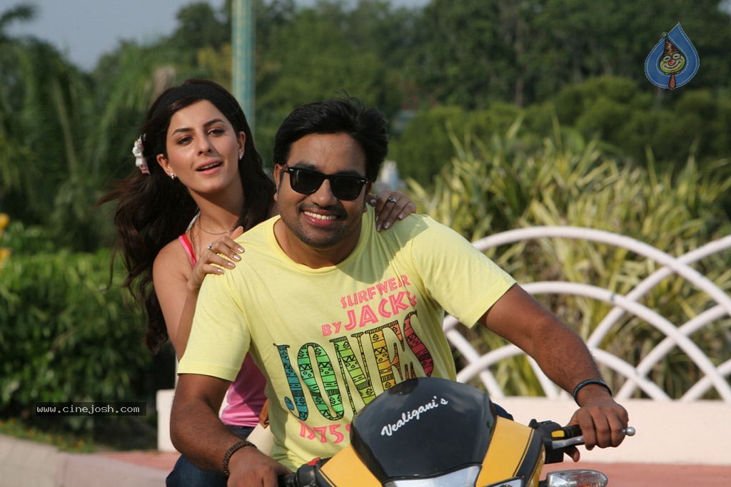 Thillu Mullu Tamil Movie New Stills - 22 / 26 photos