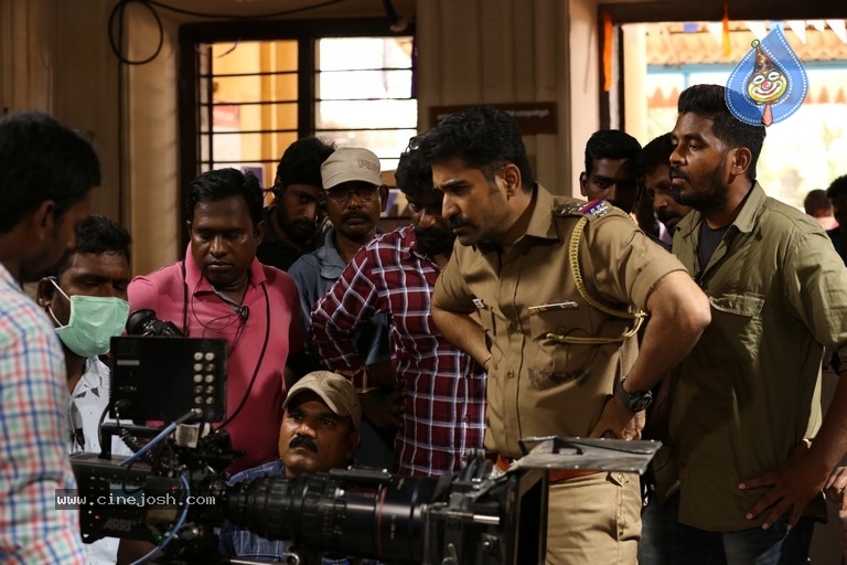 Thimiru Pudichavan Movie Working Stills - 14 / 18 photos